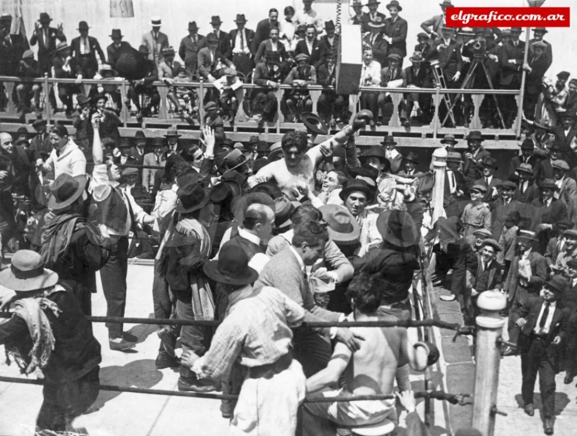 Imagen 1923. Firpo llevado en andas tras ganar una pelea previa a la de Jack Dempsey.