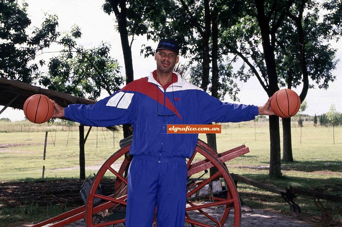 La única producción fotográfica que Kareem Abdul-Jabbar aceptó en su visita: una alegoría al básquetbol, camino a Ezeiza.