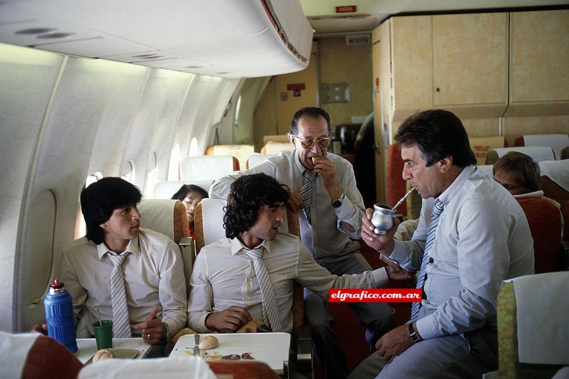 Imagen Pedro Damián Monzón, Alejandro Esteban Barberón y José Pastoriza en el avión, de mate y salame.