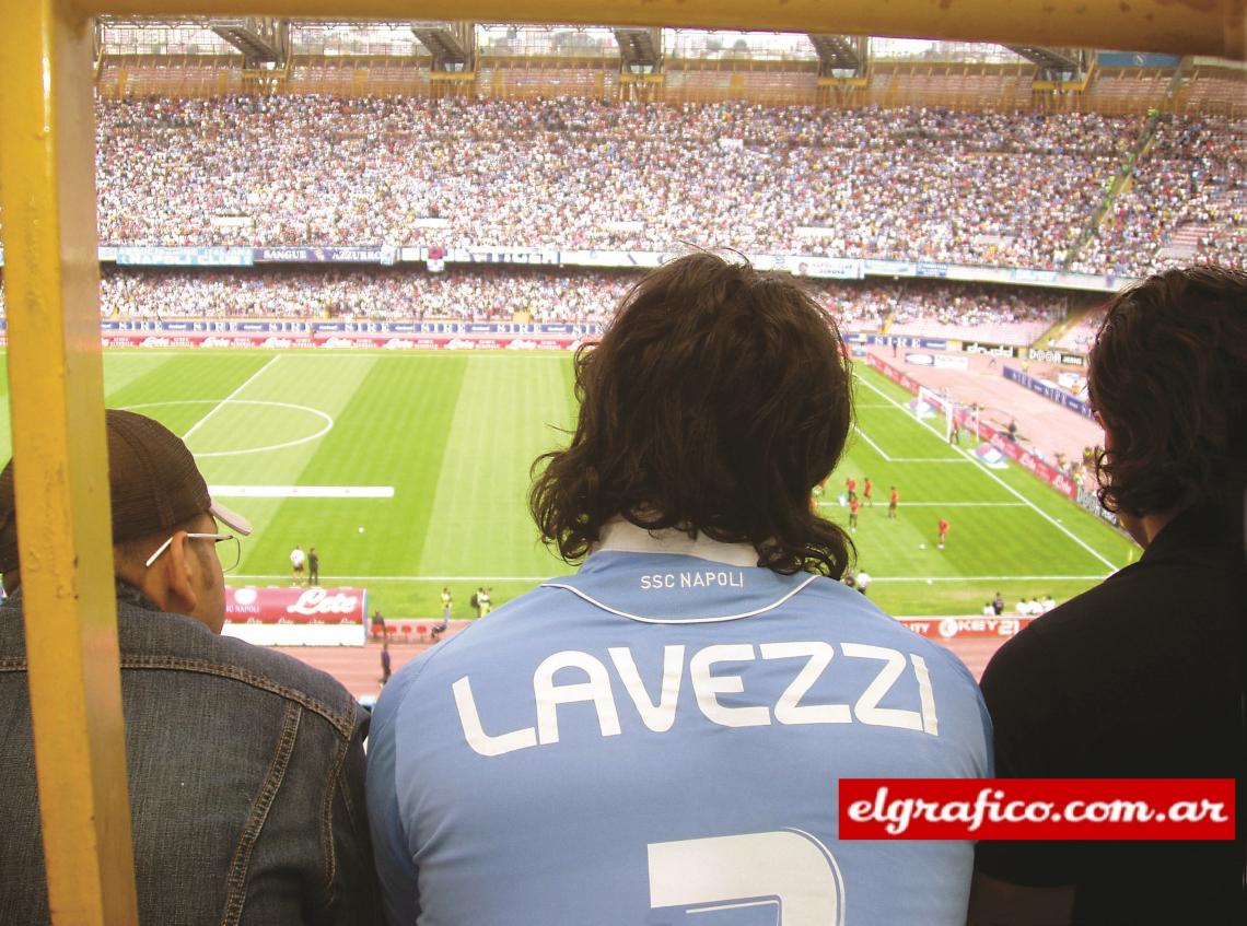 Imagen La siete del Pocho, el uniforme oficial de los hinchas para ir al estadio San Paolo.