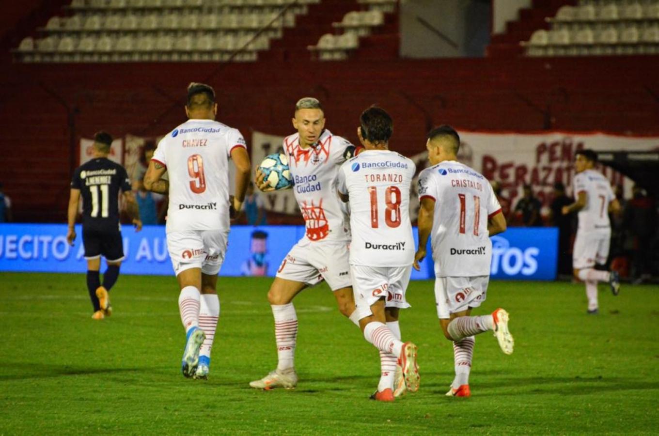Imagen Huracán se apura tras lograr el descuento. Gran remontada del Globo ante Independiente.
