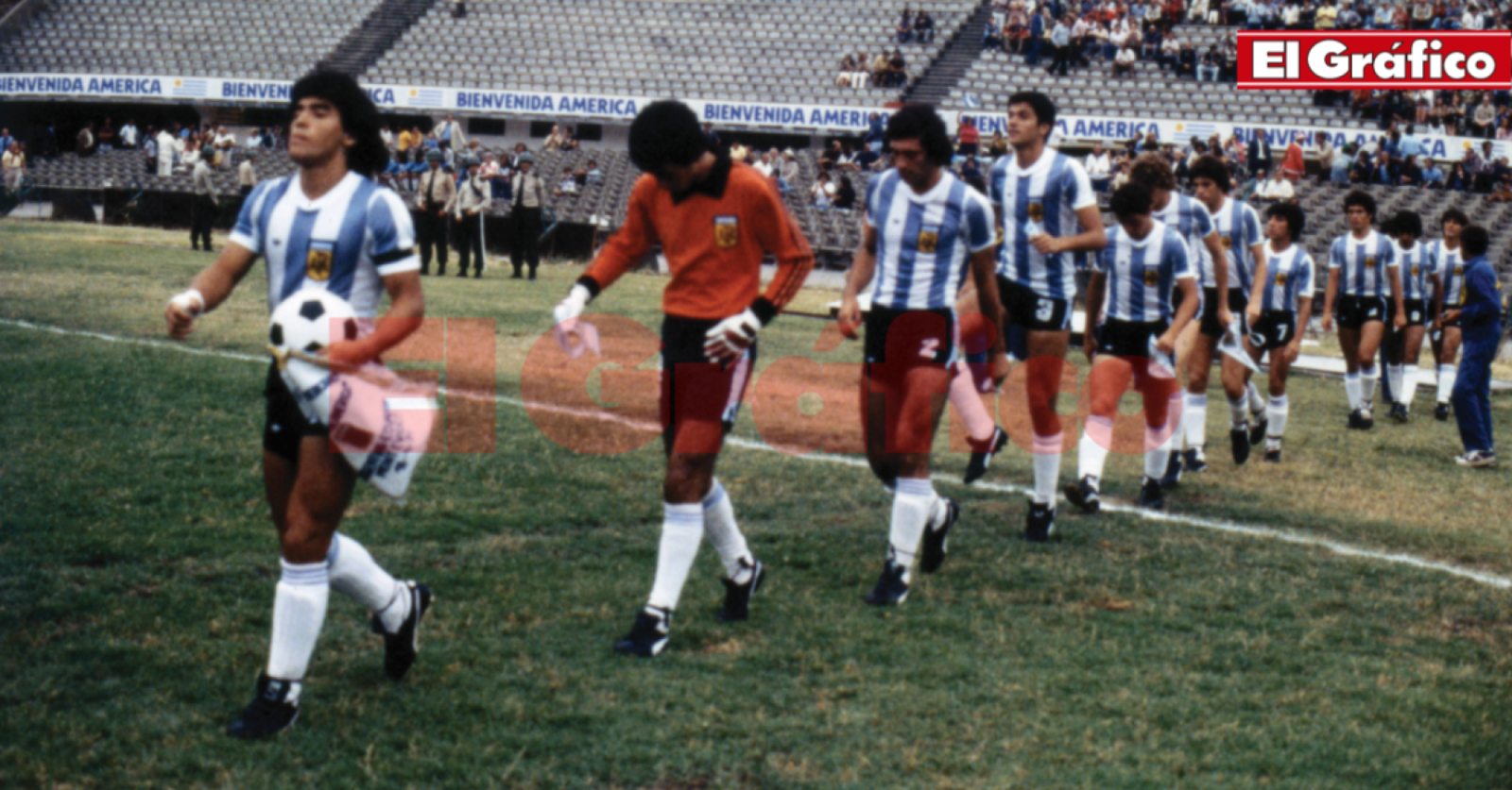 Imagen La selección nacional, liderada por Diego Maradona, sale a la cancha durante el Sudamericano 1979
