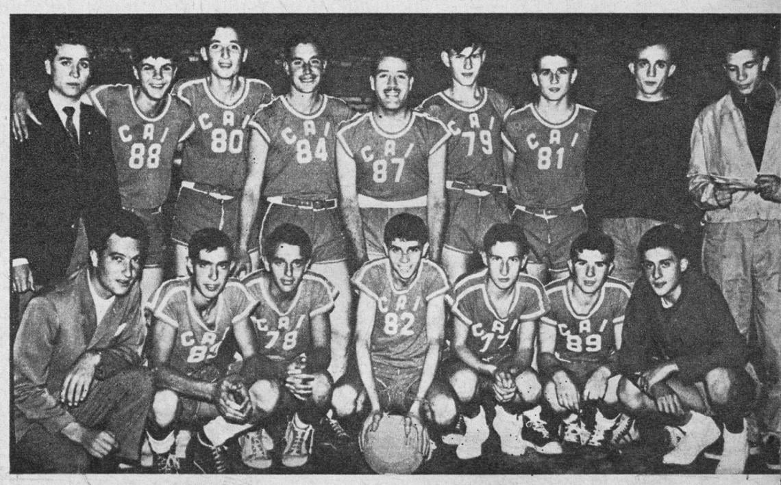 Imagen "Fue como tocar una montaña con la mano..." El ascenso a primera con Independiente (temporada 1958/59). El DT Rubén Carrero, Serrano, Fruet, Luis Rodríguez, Ricardo Carrero, Castarés, Norberto Zanconi, Vidal, Sidera —ayudante del DT— (parados); D'Amico —planillero—, Durando, Fasano, Eduardo Zanconi, Rojas, Barral y Roberto García (hincados). Un año más y la hazaña: campeones de primera división.