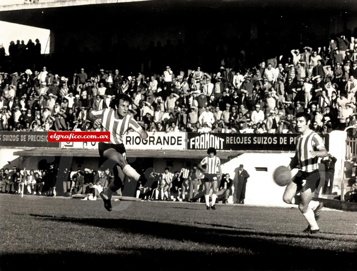 Luque le gana a Fanesi en el mano a mano, y la toca al medio. Mastrángelo recibe solo. Apronta la zurda, pero intercepta Paolino... Ahora aparece Marchetti, que también entraba solo... Remate alto y a la izquierda; del arco. Cejas estaba jugado a la derecha.