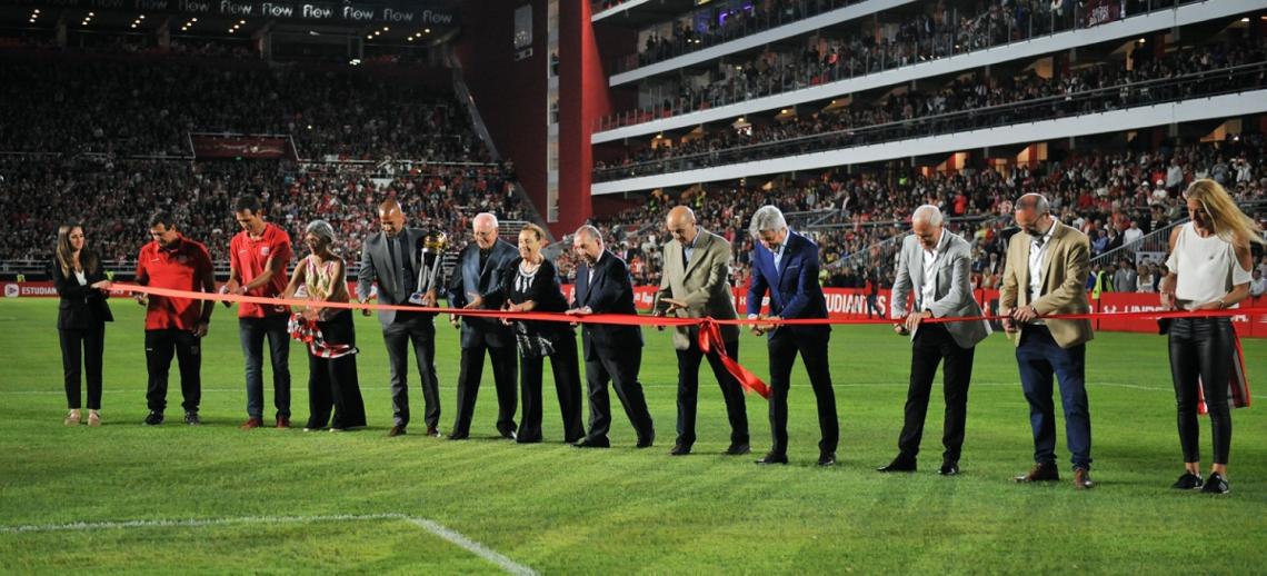 Imagen Juan Sebastián Verón, junto a ex presidente del club, hicieron un corte de cinta simbólico.