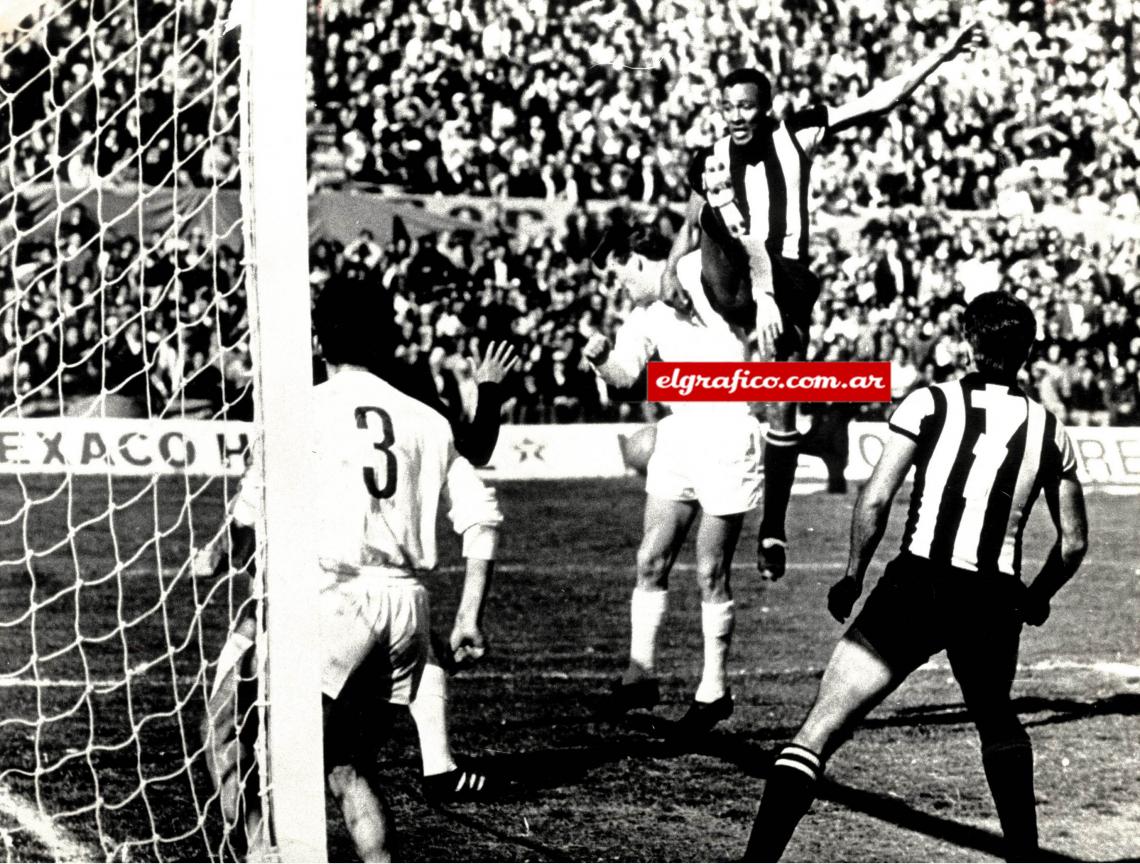 Imagen Cabezazo de Sasia a la red portuguesa y el Centenario estalla en fuegos artificiales, gritos, cantos... Se iniciaba la victoria sobre el Benfica. Apenas 5 minutos del partido de desempate (ganó Peñarol 2-1) y ya todo Uruguay evocaba la mística celeste, acariciaba el nuevo título mundial En 1961. Al año siguiente de que Peñarol tomó el compromiso en serio. El campeón uruguayo otra vez se preparó conscientemente para lograr lo que el Real Madrid le había negado el año anterior. Fue otra vez campeón de América, fue proclamado campeón del mundo. Ganó fama, dólares, adquirió mayor grandeza. Fue el equipo admirado mundialmente, envidiado por los arrepentidos...