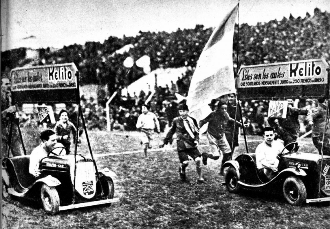 Esta foto es de un partido internacional en cuyo intervalo unos chocolatines hacían publicidad. Ni los pibes que corren detrás de Sastre y yo podían estar más felices que el suscripto encima de esos bólidos con una tortuga por motor.
