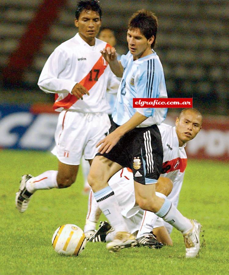 La pulga con la camiseta de la Selección, enfrentando a Perú.