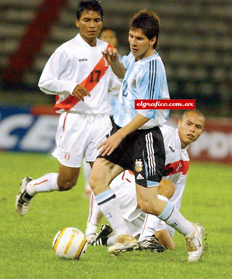 Imagen La pulga con la camiseta de la Selección, enfrentando a Perú.