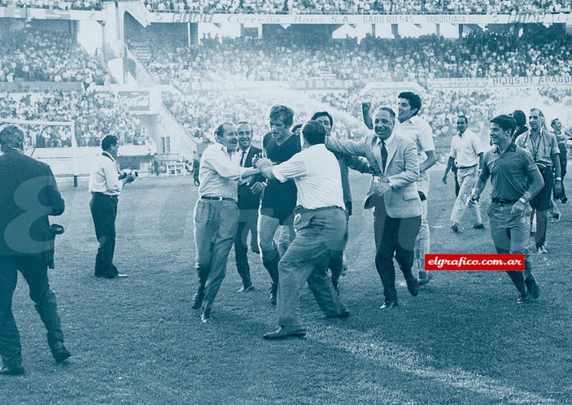 Imagen Boca Campeón Nacional 1969 en el Monumental. Marzolini dio dos vueltas olímpicas a pesar de los grifos abiertos en el campo. Recuerda Silvio ese inolvidable momento: "Empatamos 2 a 2 y salimos campeones. No pudimos de terminar la vuelta olímpica porque alguien abríó los grifos del campo de juego. Pero yo sentía que el hincha de Boca no merecía eso. Entonces, di una segunda vuelta, solo y bajo el agua. Fue una manera especial de cumplir con la gente, que estuvo todo alentándonos todo el año, esperando la definición."