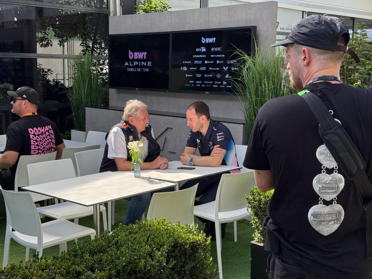 Imagen Helmut Marko y una charla amistosa con Olli Oakes, director de Alpine.
