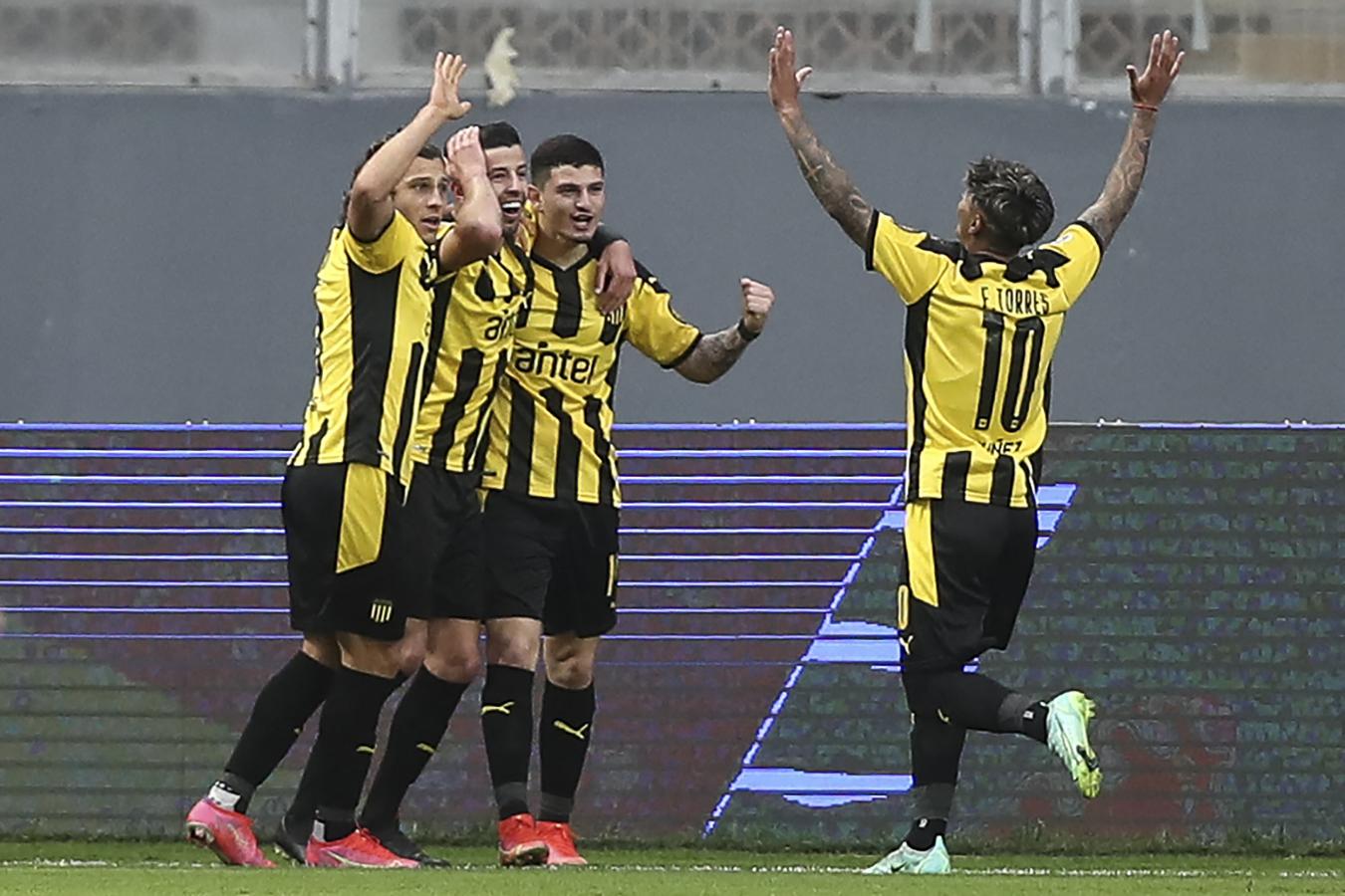 Peñarol se hizo fuerte en el Estadio Nacional de Lima y logró un triunfo clave de cara a las semis. Foto: @Sudamericana