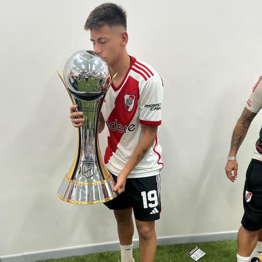 Imagen Claudio Echeverri y el Trofeo de Campeones obtenido con River.