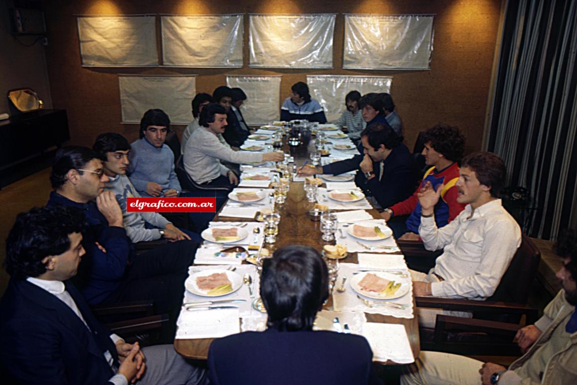 Imagen El almuerzo, más de dos horas en el cuarto piso de la Editorial durante las cuales se habló de jugadores, equipos, países, campeonatos, recuerdos, anécdotas y anhelos. Los diez muchachos uruguayos vivieron un rato feliz, nosotros los acompañamos. 