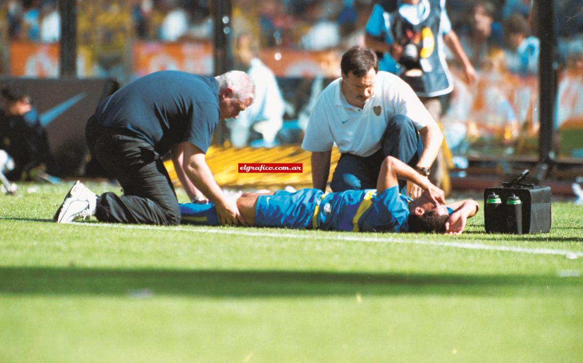 El trago amargo. Carlitos lesionado tras una falta de Félix Benito, de Independiente.