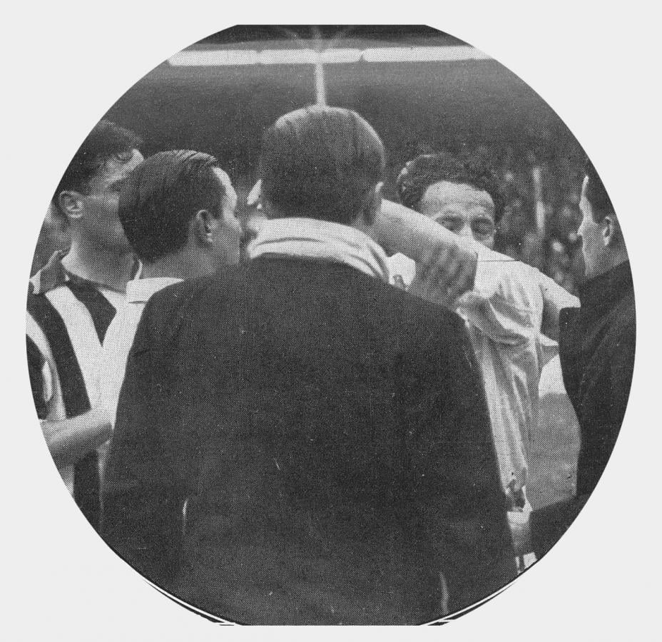 El árbitro Lorenzo Martínez, que sufrió un encontrón con Dañil, en el que ambos quedaron lesionados, es atendido solícitamente por los masajistas y algunos jugadores.