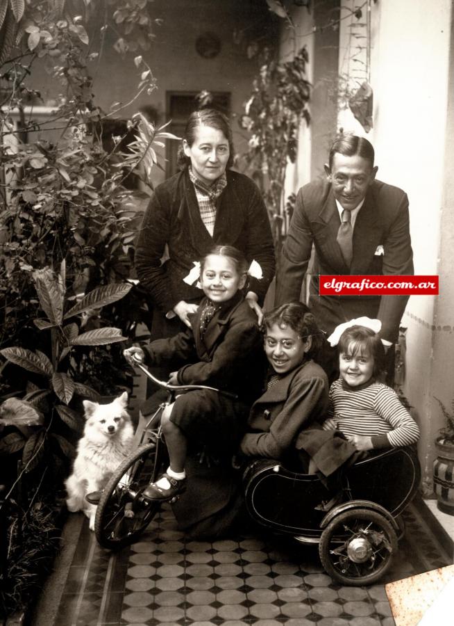 Imagen La familia Sosa. Gabino, su esposa y sus hijas Beatriz, María y Marta.