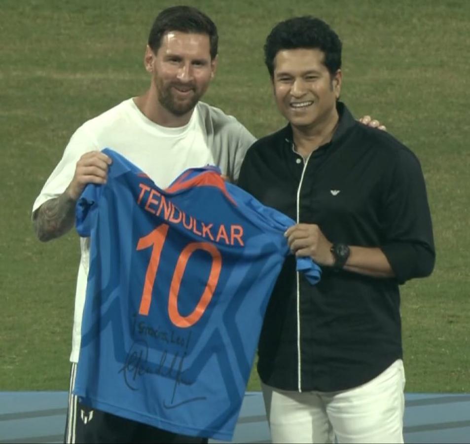 Imagen Messi recibió la camiseta del gran astro del cricket, Sachin Tendulkar.