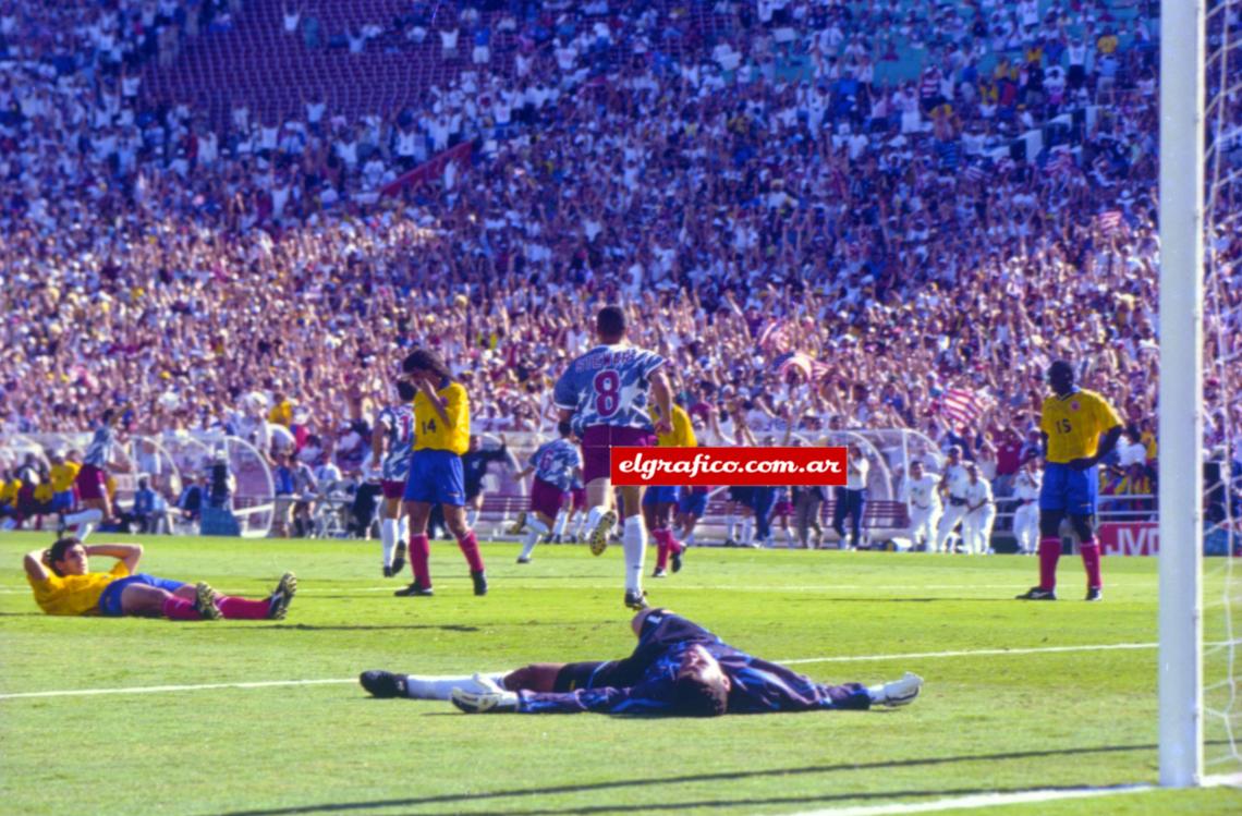 Imagen 22.06.94. Andrés Escobar se agarra la cabeza luego de convertir un gol en contra frente a Estados Unidos, anfitrión del Mundial de 1994.