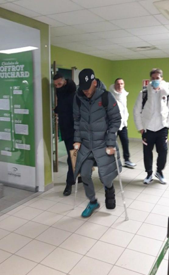 Imagen Neymar se retiró en muletas tras la lesión en el tobillo 