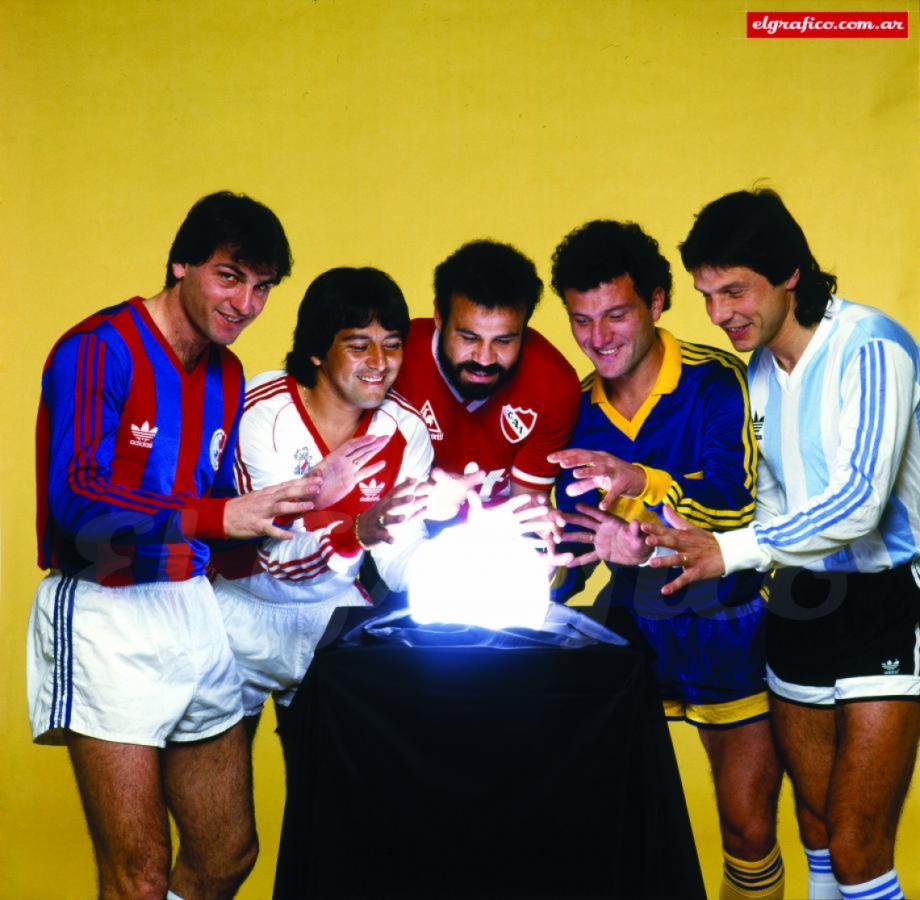 Imagen Alejandro Nannini (San Lorenzo), Omar Palma (River), Rogelio Delgado (Independiente), José Luis Cuciuffo (Boca) y el Toti Iglesias (Racing) consultan la bola de cristal para saber quién será el campeón. Esta producción fue tapa de El Gráfico del 26 de agosto de 1987. Cuatro dias después empezaba el campeonato 87-88. Si la bola de cristal hubiese funcionado les hubiera dicho que el campeón iba a ser Newell's.