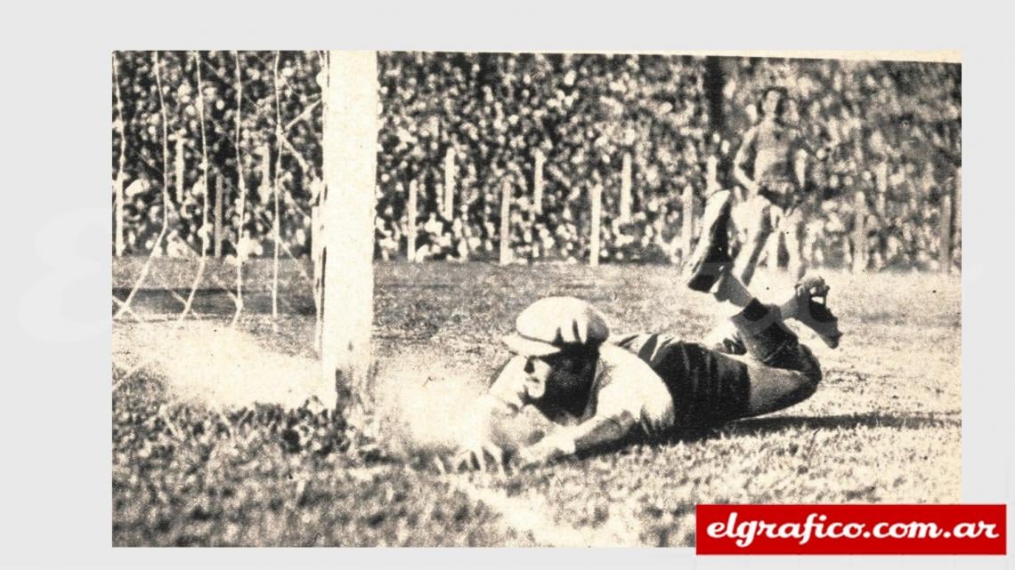 La estirada de Yustrich ha resultado estéril. EL shot de Deambrosi no pudo ser detenido por el guardavalla boquense y así quedé abierto el score.
