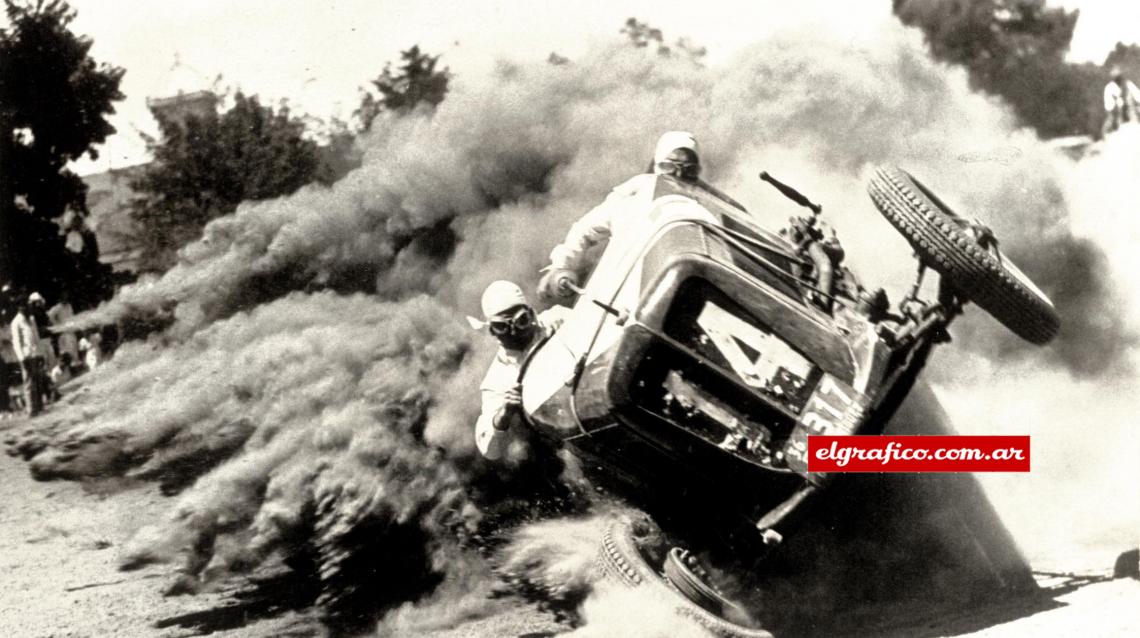 Imagen Daniel Musso vuelca en el Circuito de Llavallol durante la prueba automovilística allí efectuada a comienzos del alío 1937... Esta impresionante fotografía fue tornada, con riesgo de su vida, por nuestro Usaburu Kikuchi.