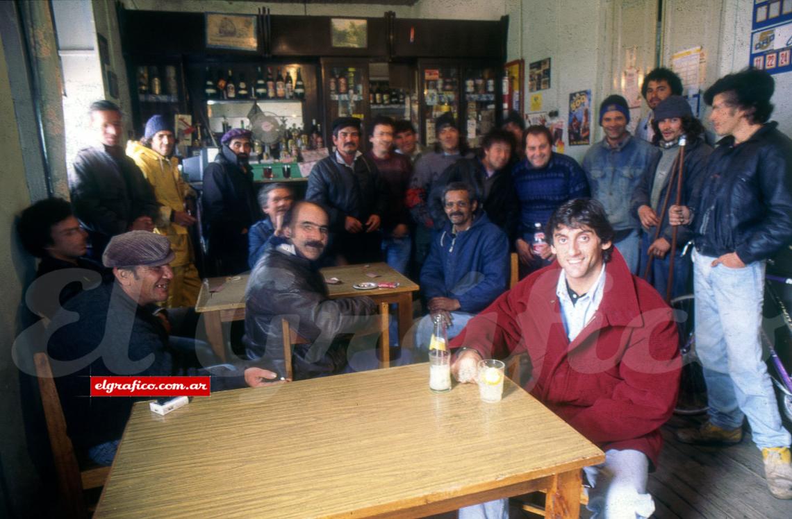 Imagen Bar “Luisito”, en Montevideo. La presencia de Enzo gobernando un ambiente rodeado de parroquianos. Francescoli -tal vez-su último gran torneo con la camiseta uruguaya en el pecho. 