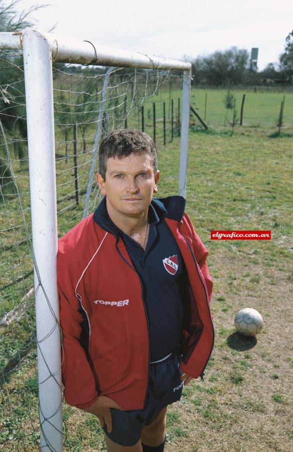 Con la camiseta del Rojo, en su canchita. Entrena con todo. Víctor es un canto a la vida.