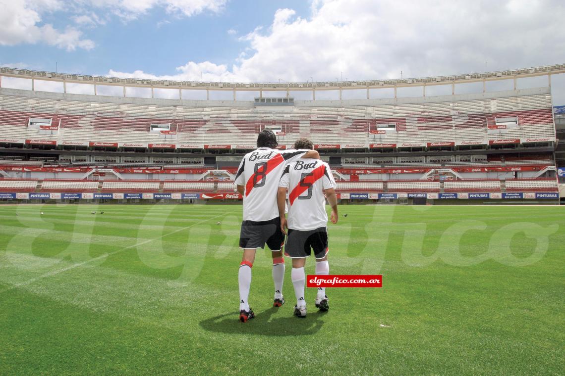 Imagen Ocho y cinco, imposible no identificarlos, en el Monumental. Compartieron un año excepcional.