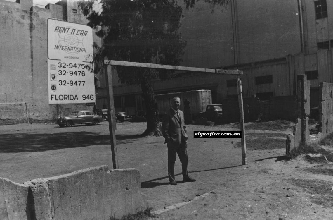 El tiempo se fue llevando todo. Apenas queda el testimonio de ese pequeño baldío, en la esquina de la casa natal, frente al Riachuelo.