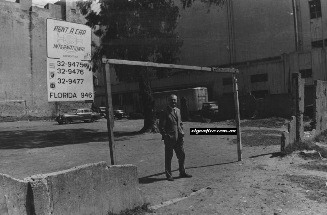 Imagen El tiempo se fue llevando todo. Apenas queda el testimonio de ese pequeño baldío, en la esquina de la casa natal, frente al Riachuelo. 