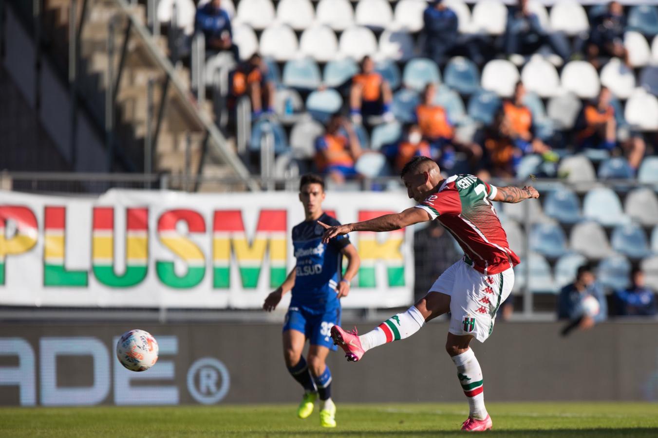 Gran partido de Centurión, de buen presente. Hoy anotó un doblete en La Plata. Este es el remate de su primer tanto. Foto: @Vélez