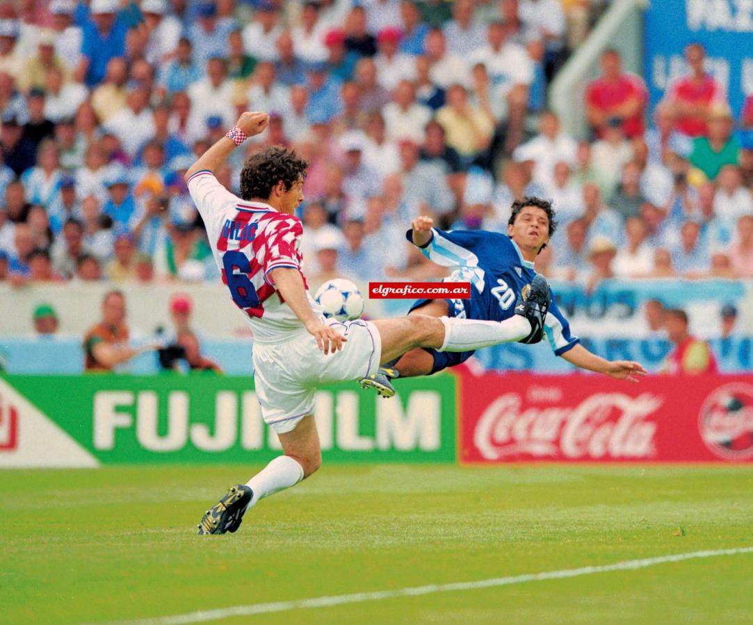 Imagen En acción contra Croacia en el Mundial de Francia 1998. Aquella tarde jugó 80 minutos y rindió en un buen nivel. 