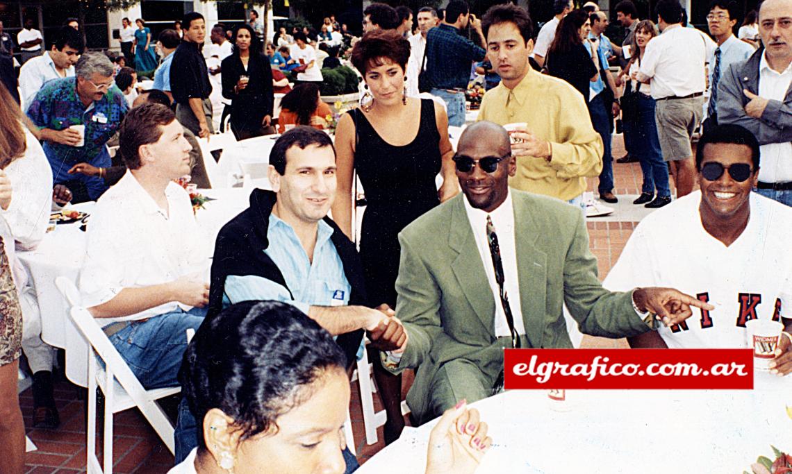Hugo Suerte, de El Gráfico saluda a la leyenda. Michael Jordan.