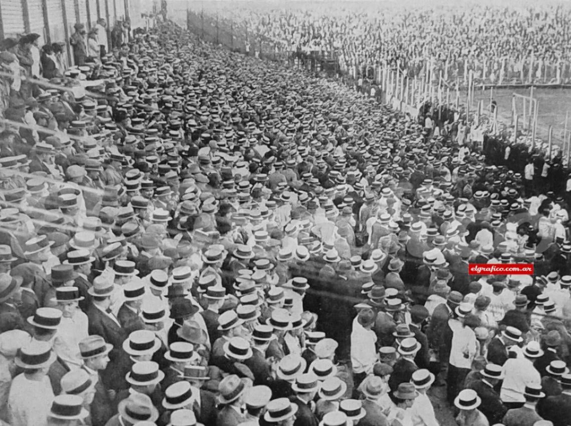 Imagen 1929. Final Gimnasia frente a Boca. La gente de las populares, que debió abonar 1 peso, se dio cita en el estadio de River Plate...y muchos de sus elementos brindaron pedradas al final.