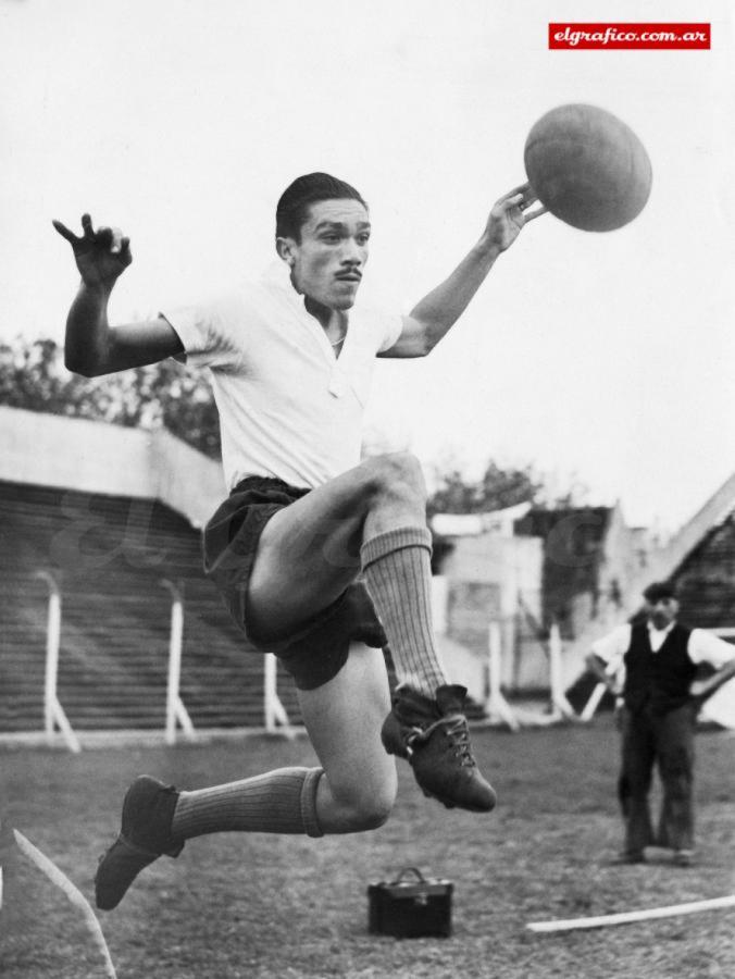 Imagen El delantero de Platense Raúl Frutos fue el goleador del torneo en 1943, junto con Labruna (River) y Arrieta (Lanús).