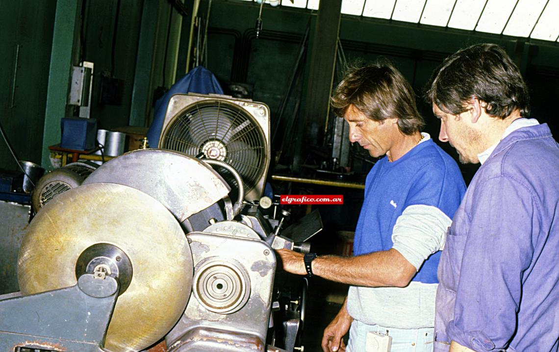Imagen Termina personalmente el balanceo de cigüeñales para Volkswagen. También es el asesor de Renault en Fórmula 2.