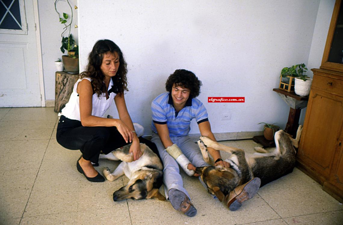Imagen Uby Sacco con su esposa Inés y sus perros. Vivían en Mar del Plata.