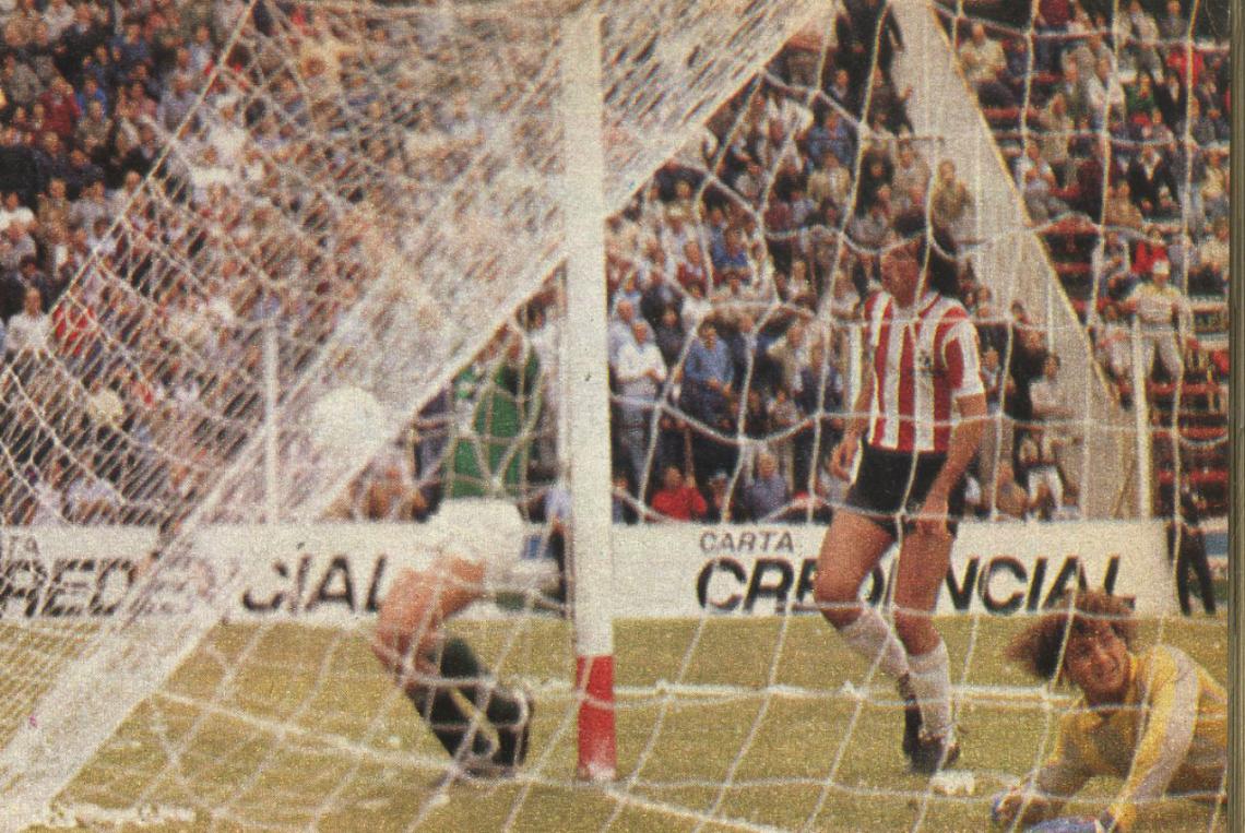 Imagen 18.02. Ferro comienza a sentirse campeón en La Plata. Gargini le quitó la pelota a Sabella, se fue por izquierda, pateó, el remate se elevó al tocar en Agüero y superó a Islas. Es el momento de Ferro. ¿Podrá ganar? 