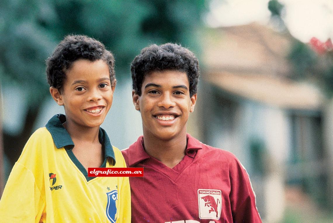 Dinho con la camiseta de su selección.