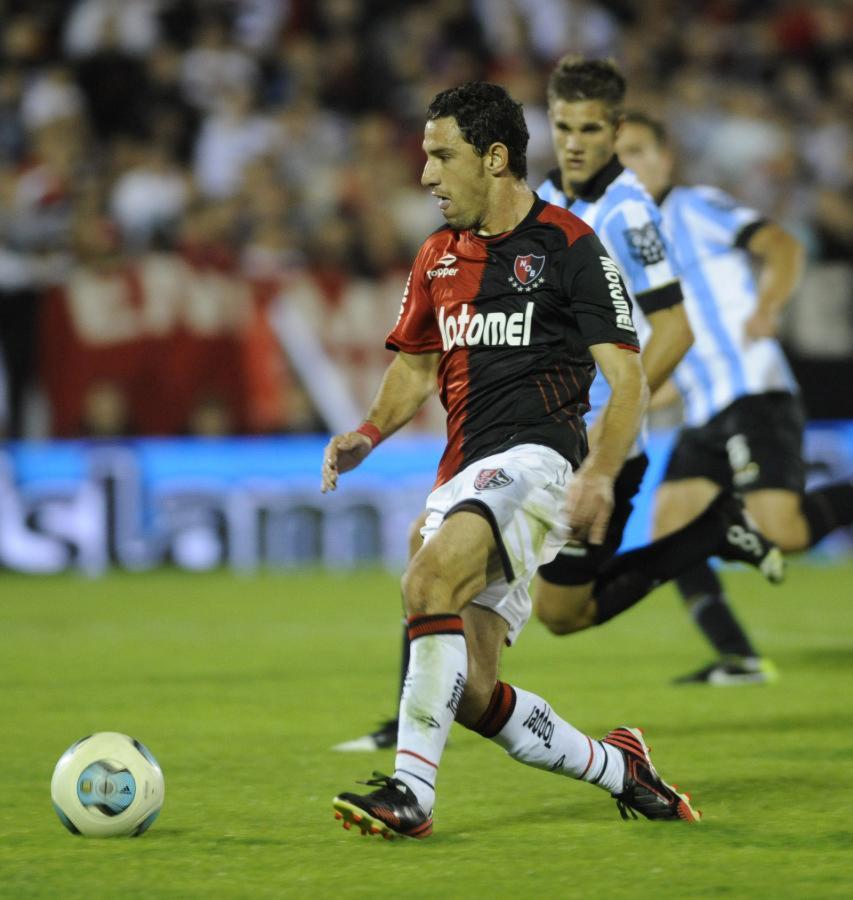 Imagen  EL GOL DECISIVO sobre la hora a Racing en un dramático 4-3, clave del Torneo Final con la camiseta de Newell´s. Vino a pelear el descenso y salió campeón en su segundo intento.