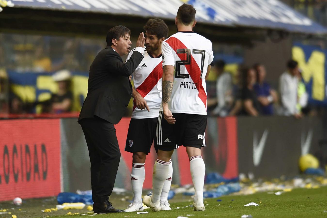 Imagen Gallardo le da órdenes a Ponzio en el triunfo 2-0 en la Boca de 2018. Pratto los observa. Fue el último éxito de River en la Bombonera.