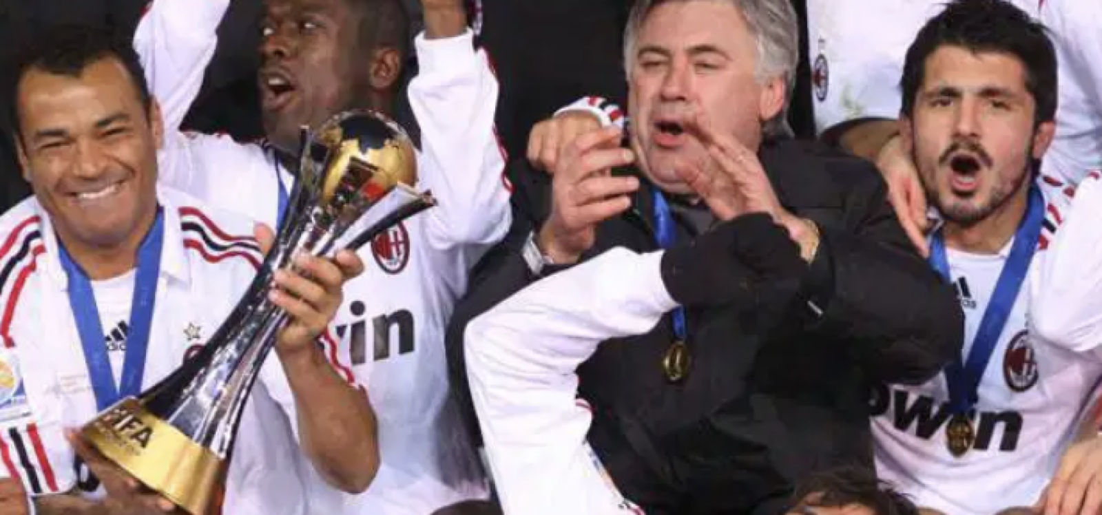 Imagen Cafú y Ancelotti celebran el Mundial de Clubes 2007, ganado ante Boca