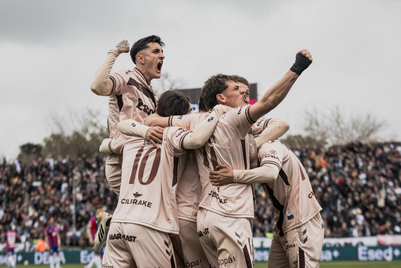 Platense le sacó el invicto a San Lorenzo en un partido con polémicas y ...