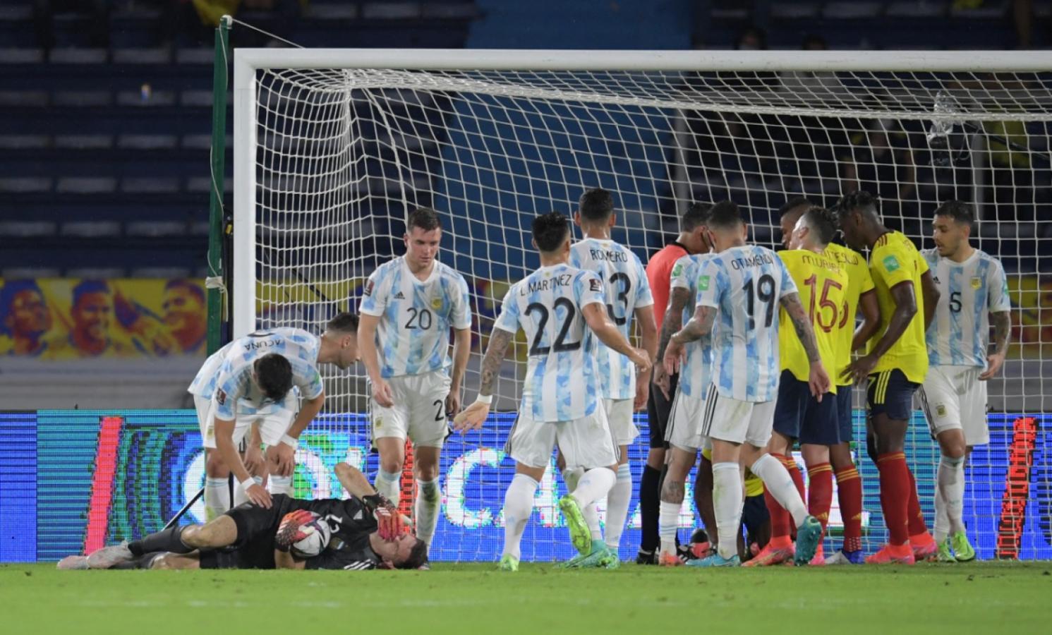 Imagen La mala noticia de la noche. Dibu Martínez salió del campo con cuello ortopédico tras un choque con Yerry Mina. Foto: Raul ARBOLEDA / AFP