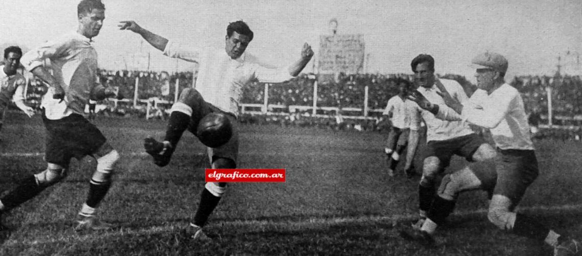 Imagen Seoane en acción en el match que Argentina le ganó 3-2 a Uruguay, en el torneo Sudamericano 1927.