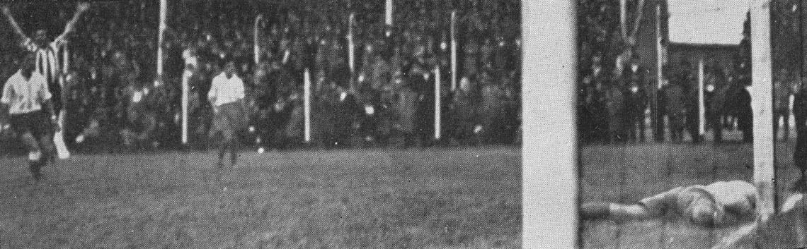 Imagen Mediante un tiro bajo y fuerte, enviado sorpresivamente desde larga distancia, Zozaya señala el segundo tanto de Estudiantes. La pelota pasó por debajo del cuerpo de Bottaso, que se tiró cuando ya era tarde. 