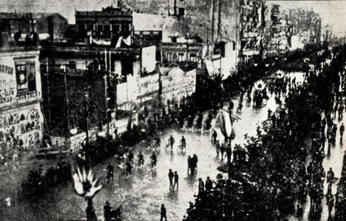 Imagen A fin de siglo se constituyó el Escuadrón Ciclista Bonaerense. El grabado reproduce el momento en que el perteneciente a la primera brigada se pone en movimiento en la Avenida de Mayo bajo los nutridos aplausos de la numerosa concurrencia, no faltando tampoco las flores. Los tenientes Durán y Reynaud tuvieron bajo sus órdenes a los ciclistas.