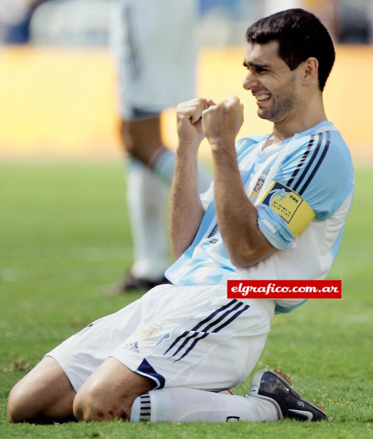 Imagen La emoción del capitán. Roberto Ayala, de la amargura de Atlanta a la gloria de Atenas.